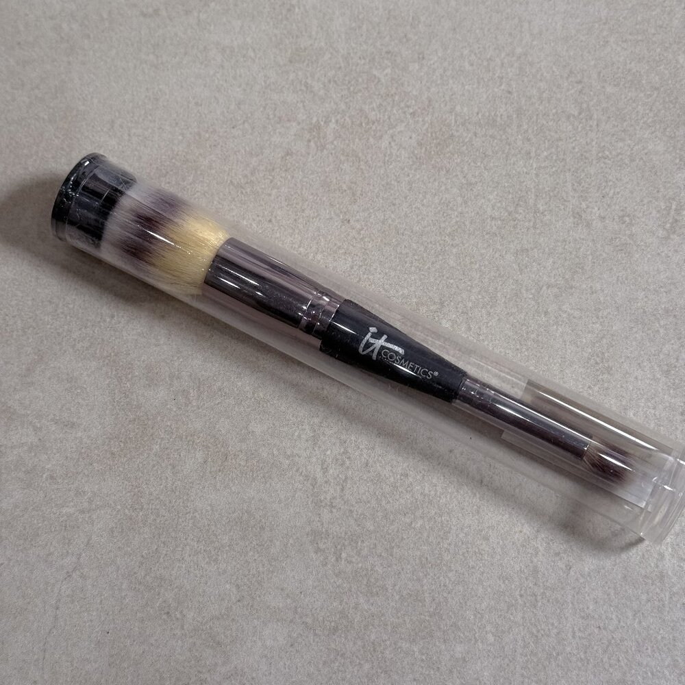 IT Cosmetics Dual Ended Foundation Concealer Brush New Sealed - Picture 1 of 2